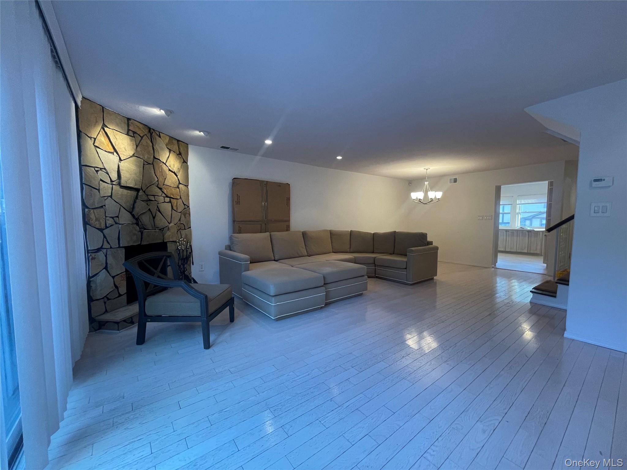 #2 photo, 7 Village Lane, 롱 아일랜드 Woodbury , NY 11797