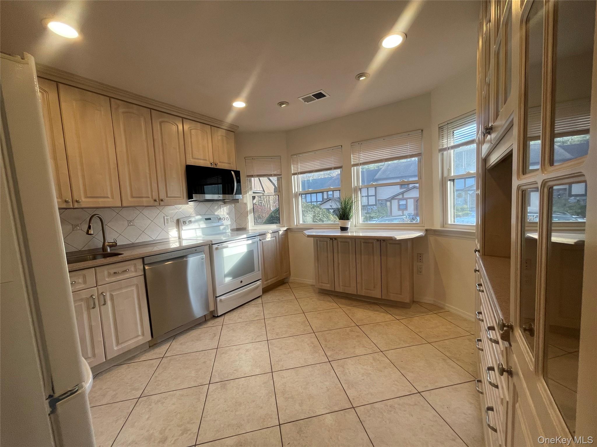 #3 photo, 7 Village Lane, 롱 아일랜드 Woodbury , NY 11797