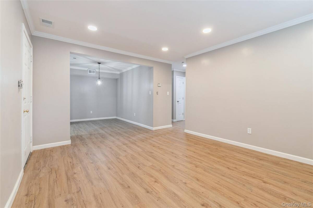 #5 photo, 138 Feller Drive, सफ़ोक काउंटी Central Islip , NY 11722