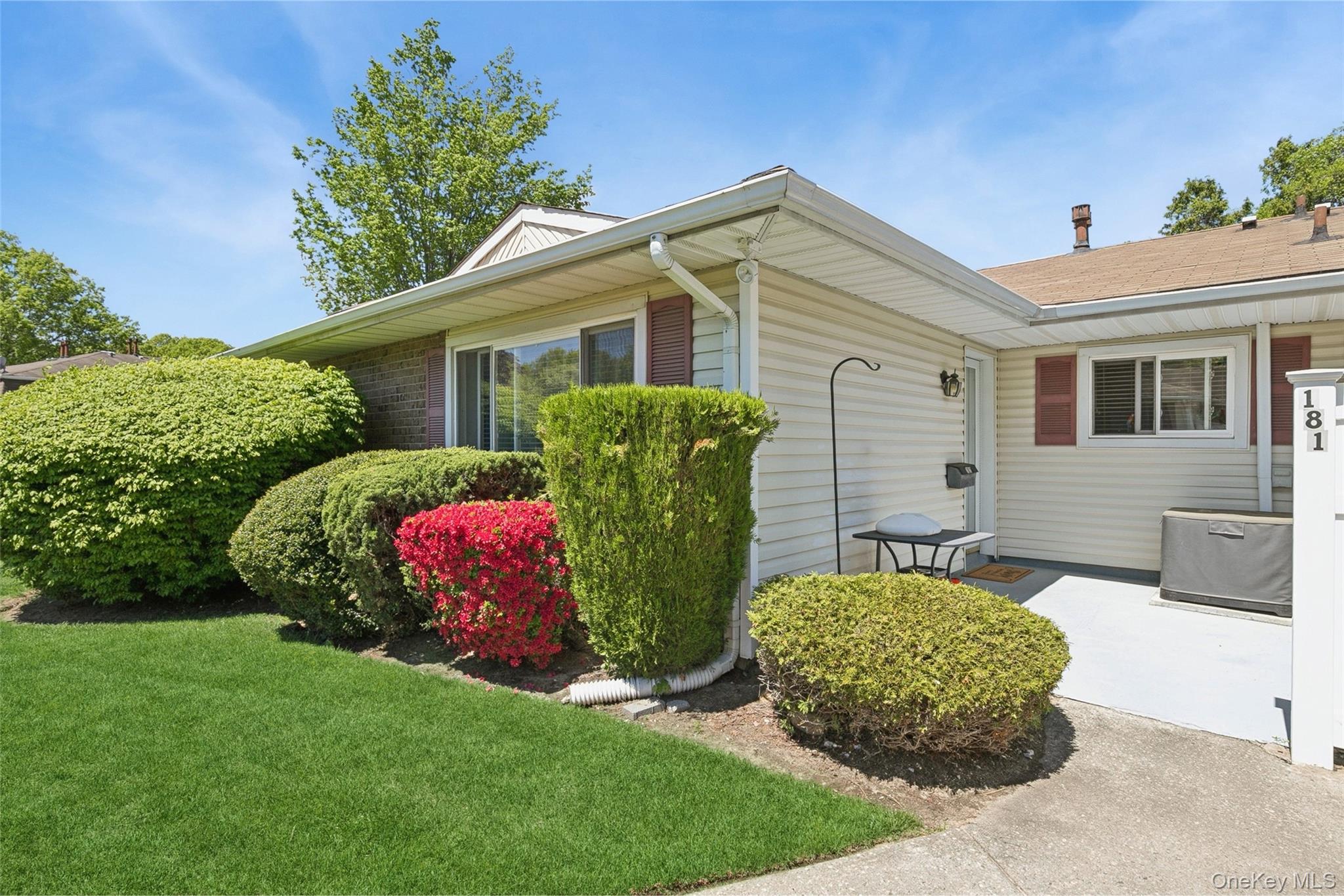 #1 photo, 181 Storm Drive, מחוז סאפוק Holtsville , NY 11742