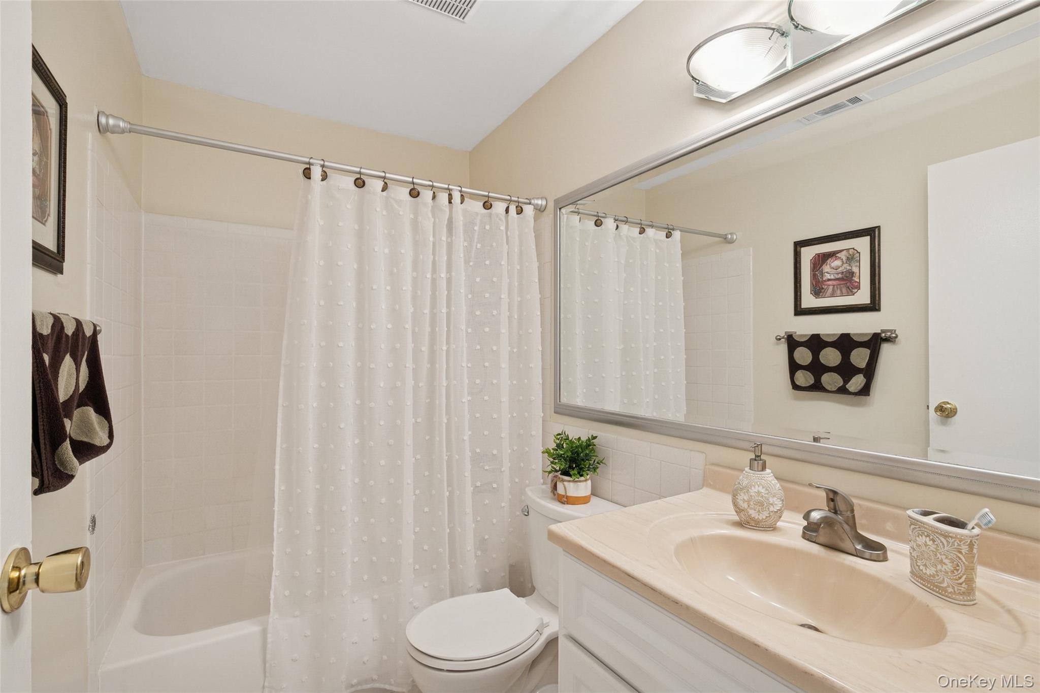 #17 photo, 181 Storm Drive, מחוז סאפוק Holtsville , NY 11742