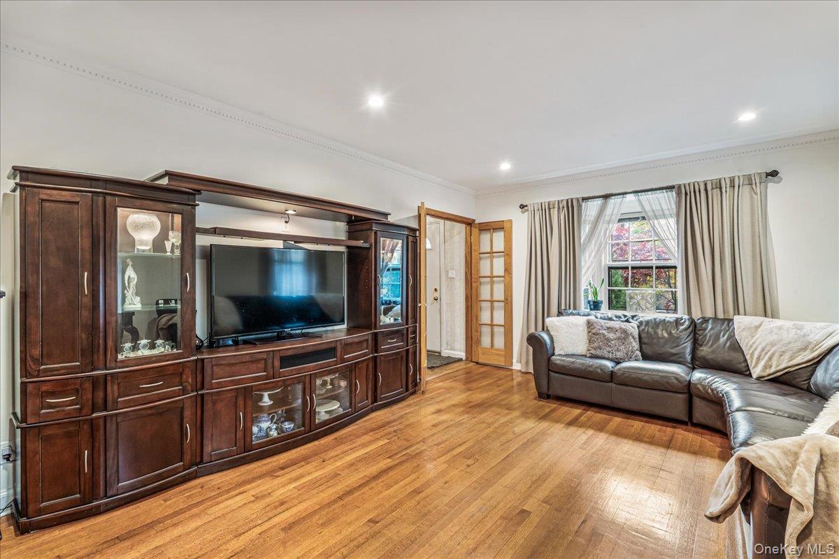 #4 photo, 186-15 Grand Central Parkway, कुईंस Jamaica Estates , NY 11432