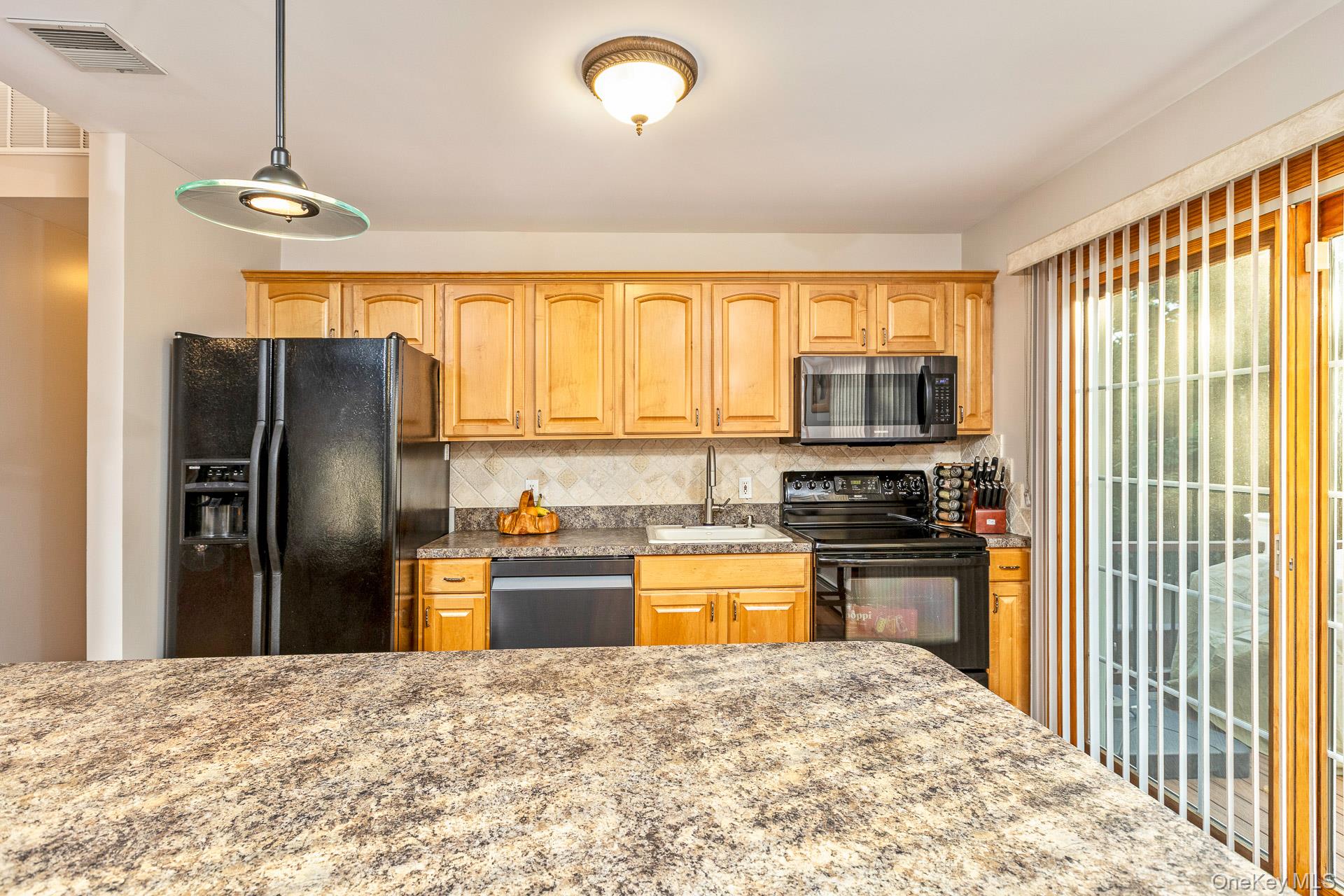 #11 photo, 25 Fordham Place, מחוז סאפוק Bay Shore , NY 11706