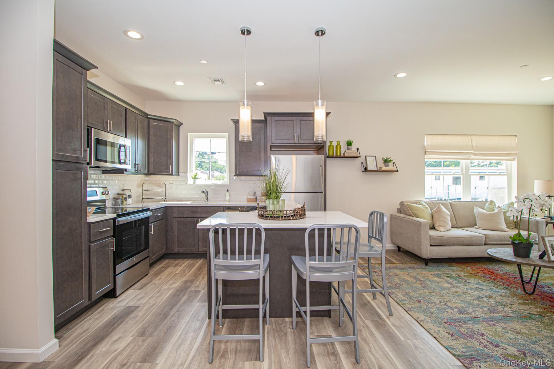 #16 photo, 201 Ashley Court, सफ़ोक काउंटी North Babylon , NY 11703