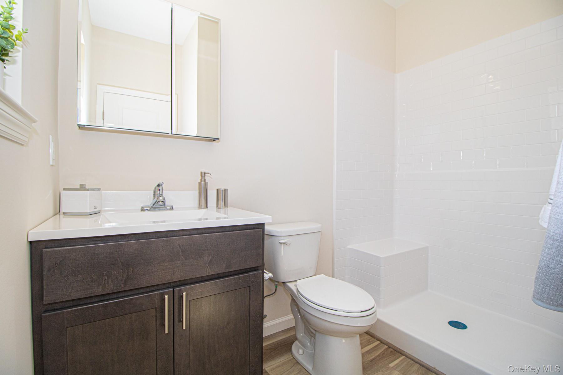 #4 photo, 201 Ashley Court, सफ़ोक काउंटी North Babylon , NY 11703