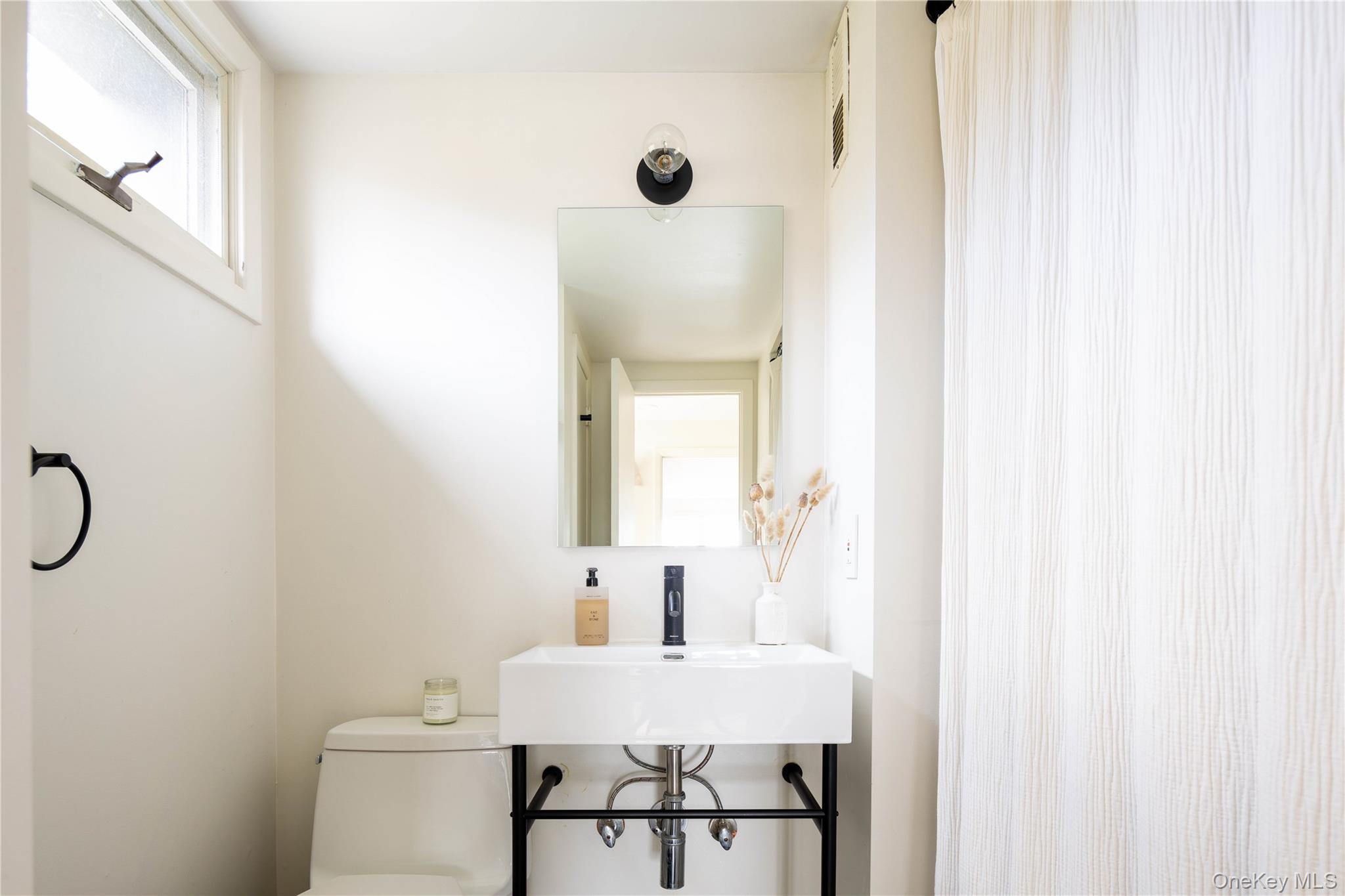 #10 photo, 15 Lake View Court, سوفولك Southampton , NY 11968