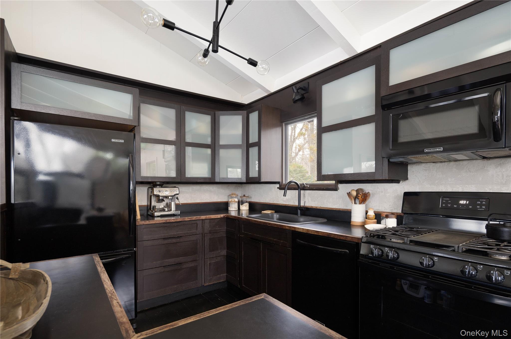 #7 photo, 15 Lake View Court, سوفولك Southampton , NY 11968