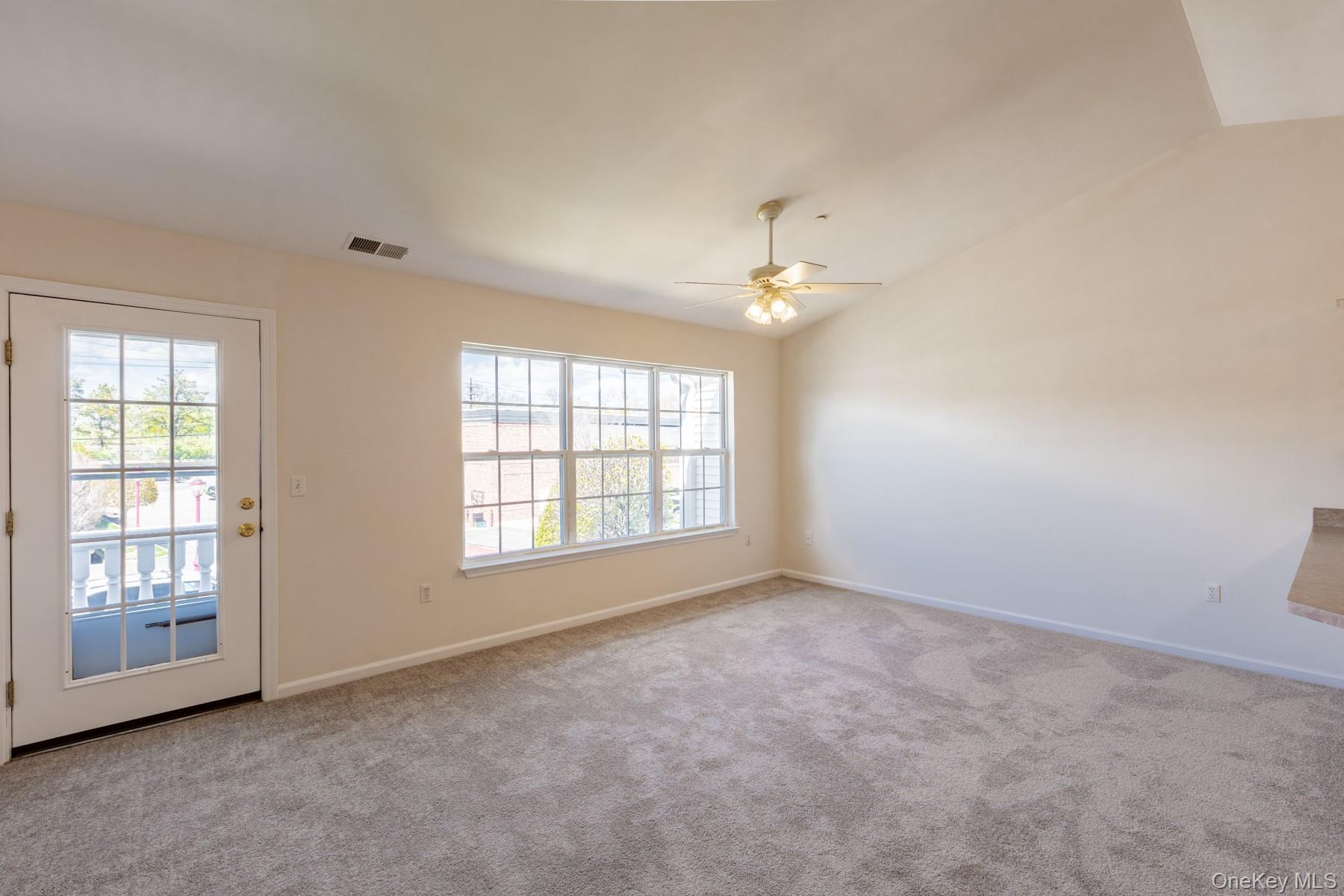 #4 photo, 316 Flurry Lane, מחוז סאפוק West Babylon , NY 11704