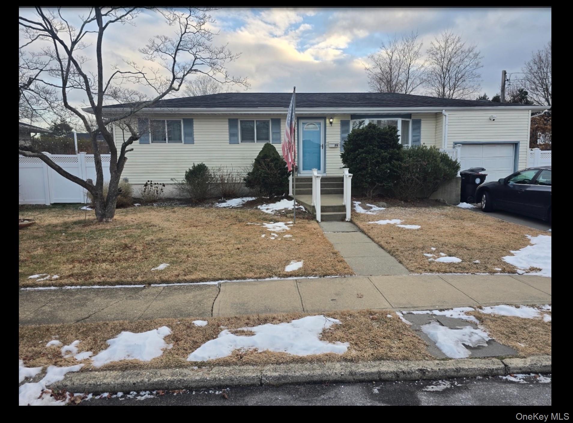 #1 photo, 76 Harrisburg Street, מחוז סאפוק Bay Shore , NY 11706