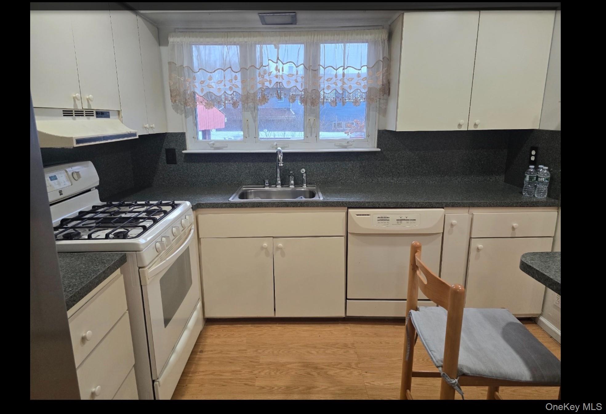 #4 photo, 76 Harrisburg Street, מחוז סאפוק Bay Shore , NY 11706