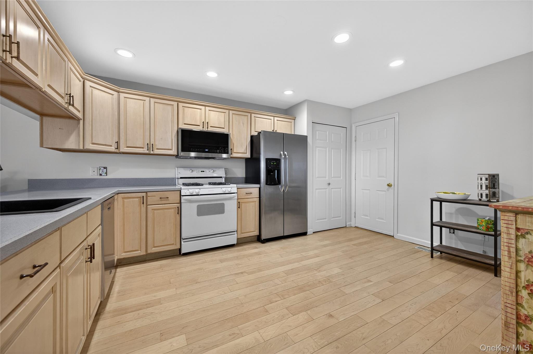 #9 photo, 13 Parkridge Court, מחוז סאפוק Huntington , NY 11743