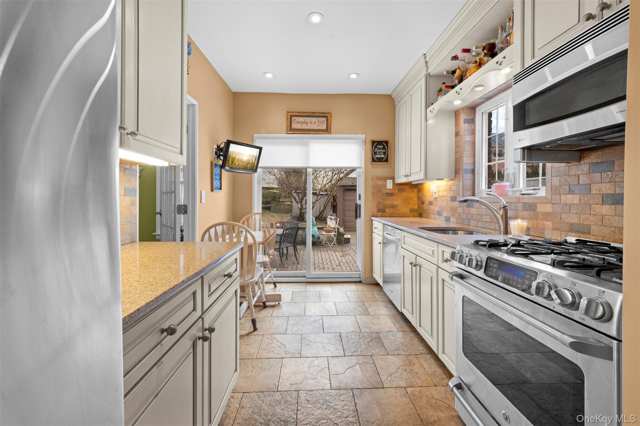 #11 photo, 47-52 245th Street, Douglaston , NY 11362