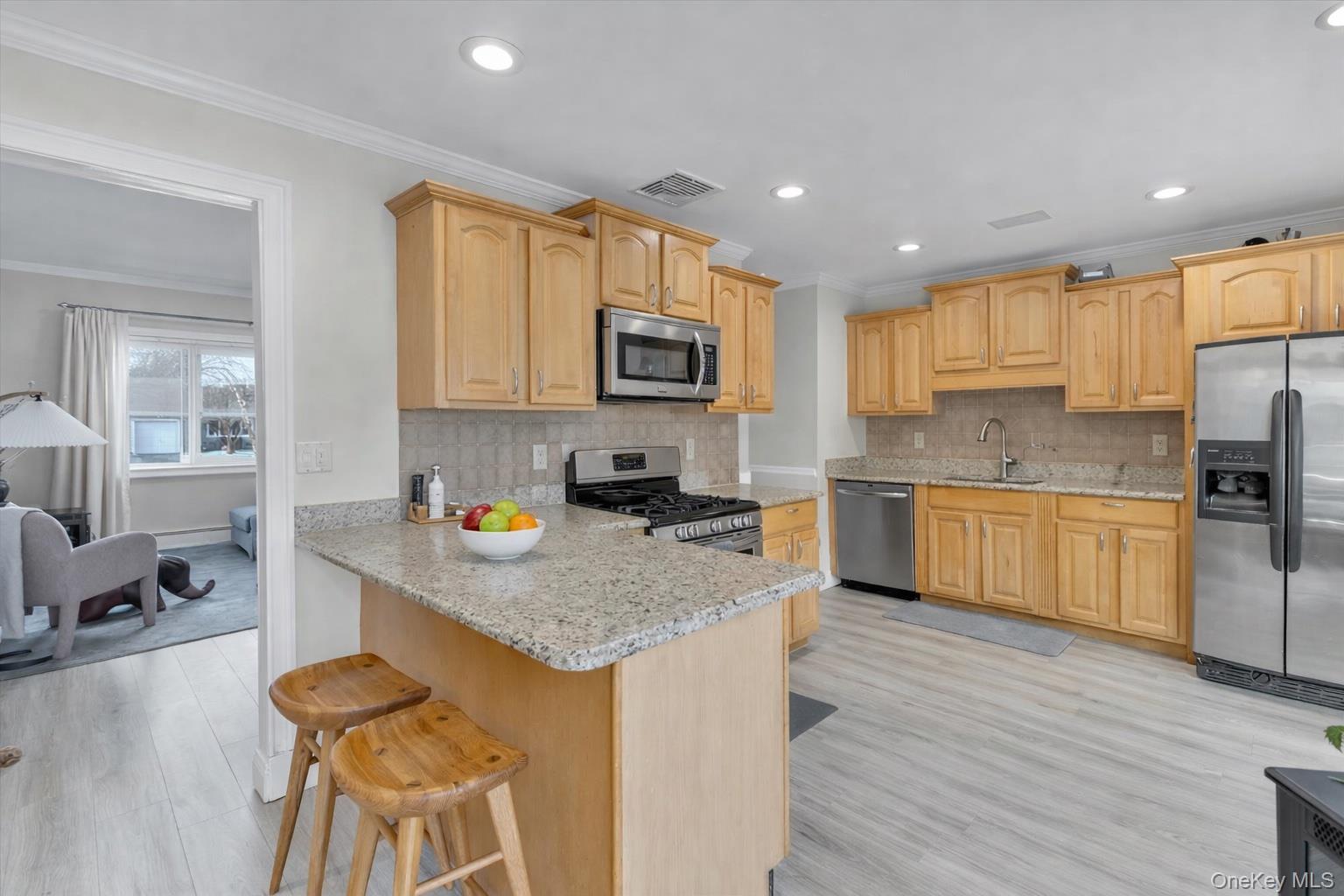 #6 photo, 28 Pagnotta Drive, מחוז סאפוק Port Jefferson Station , NY 11776