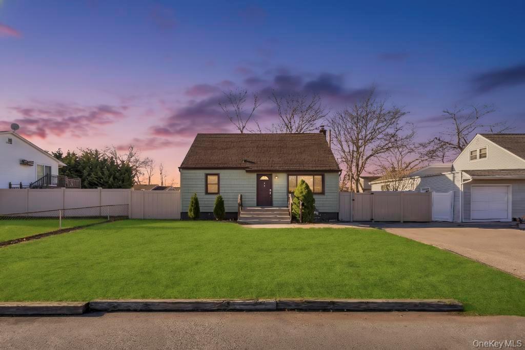 #1 photo, 455 N Hamilton Avenue, सफ़ोक काउंटी Lindenhurst , NY 11757