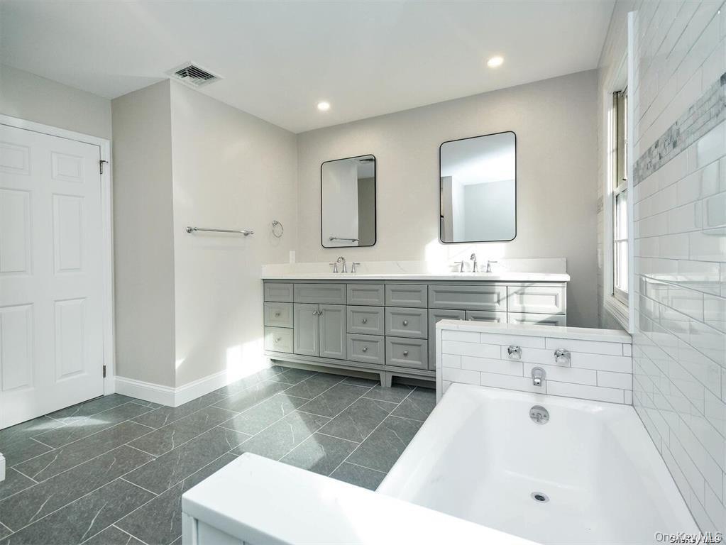 #19 photo, 10 Duke Of Gloucester, Manhasset , NY 11030