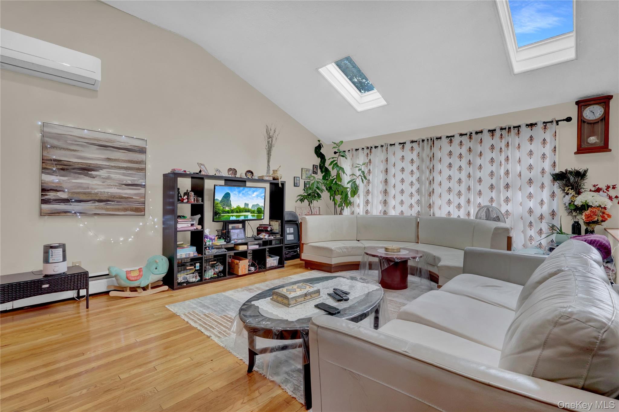 #4 photo, 211 Cantiague Rock Road, Westbury , NY 11590