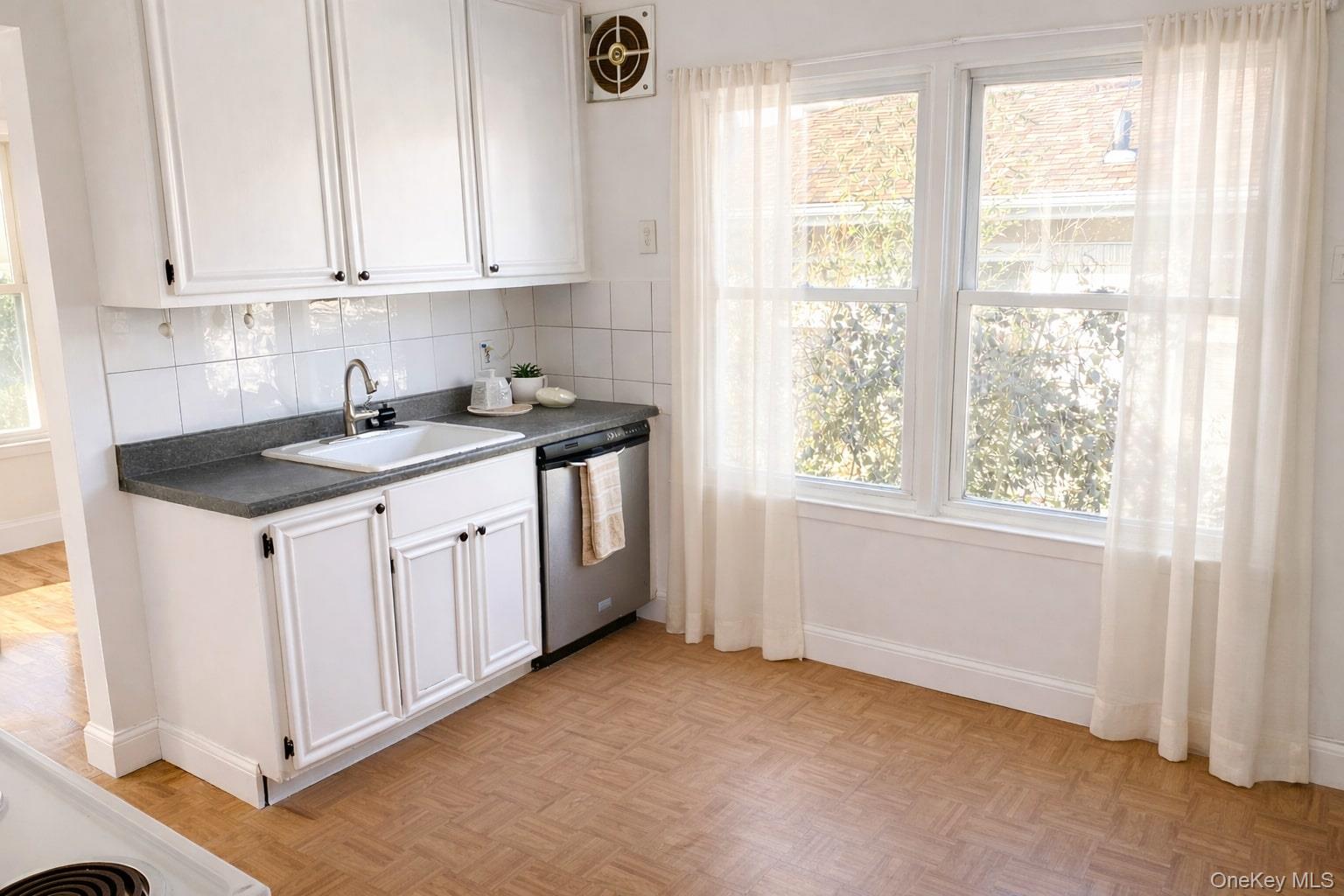 #3 photo, 23-10 Waters Edge Drive, קווינס Bayside , NY 11360