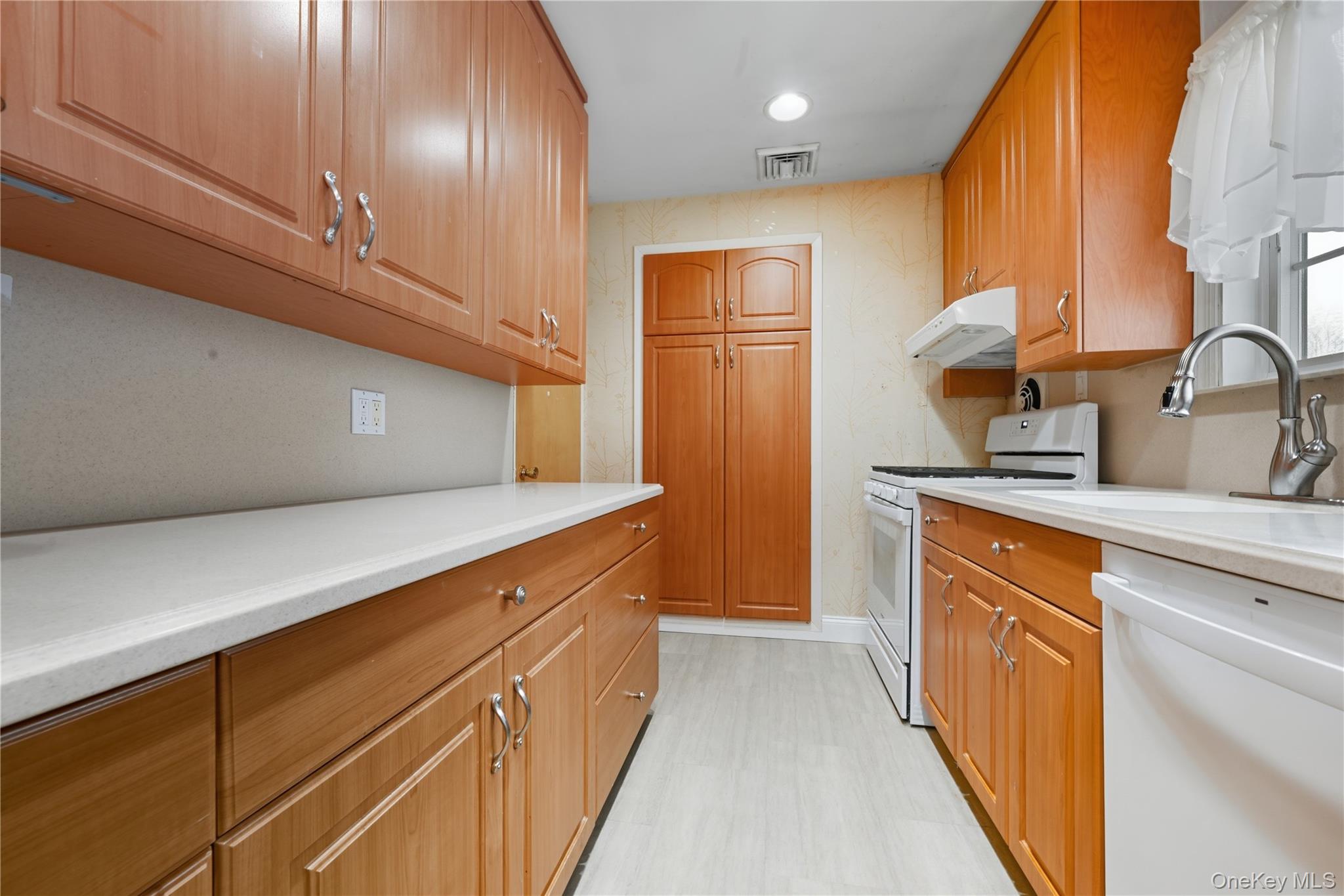 #7 photo, 13 Cynthia Lane, Plainview , NY 11803