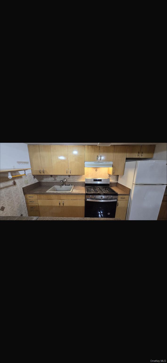 #11 photo, 25-36 76 Street, קווינס East Elmhurst , NY 11370