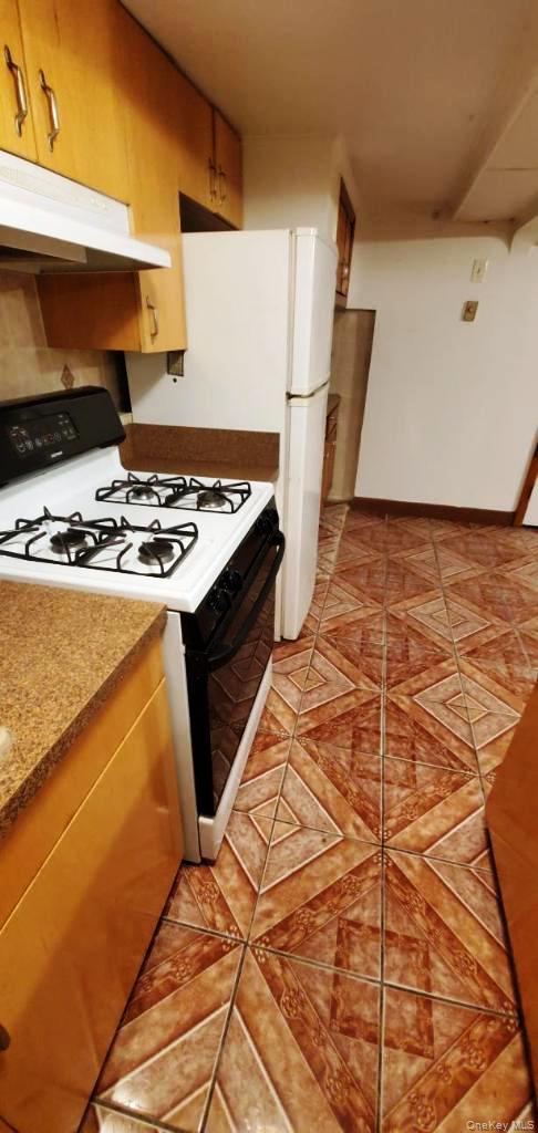 #2 photo, 25-36 76 Street, קווינס East Elmhurst , NY 11370