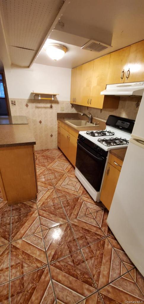 #3 photo, 25-36 76 Street, קווינס East Elmhurst , NY 11370