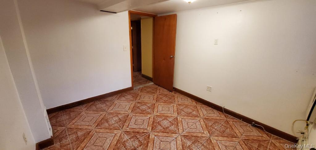 #4 photo, 25-36 76 Street, קווינס East Elmhurst , NY 11370