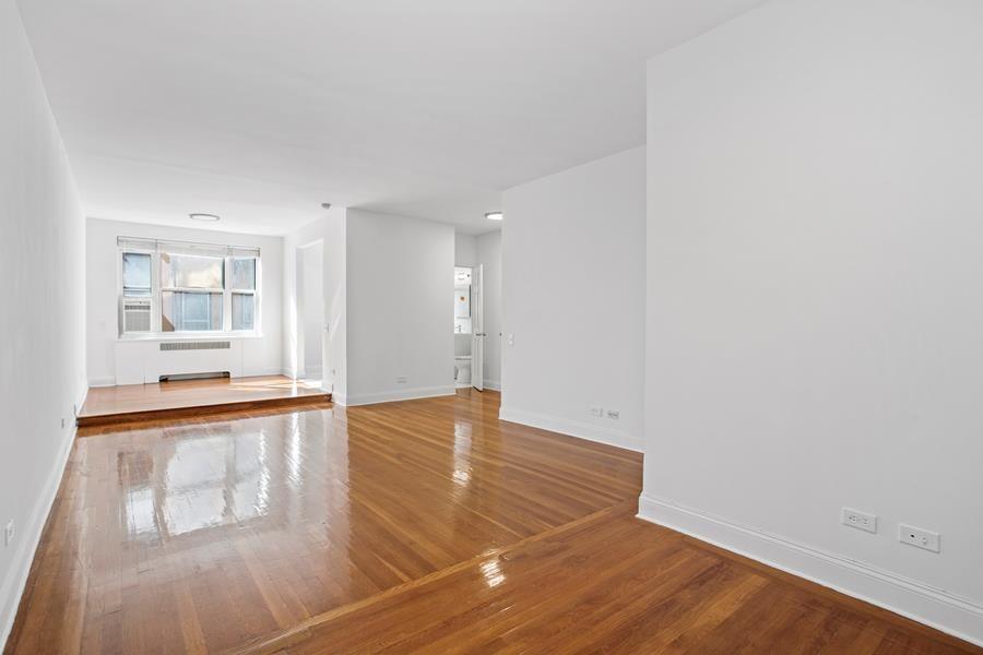 #3 photo, 360 W 55TH Street, מנהטן Hell's Kitchen , NY 10019