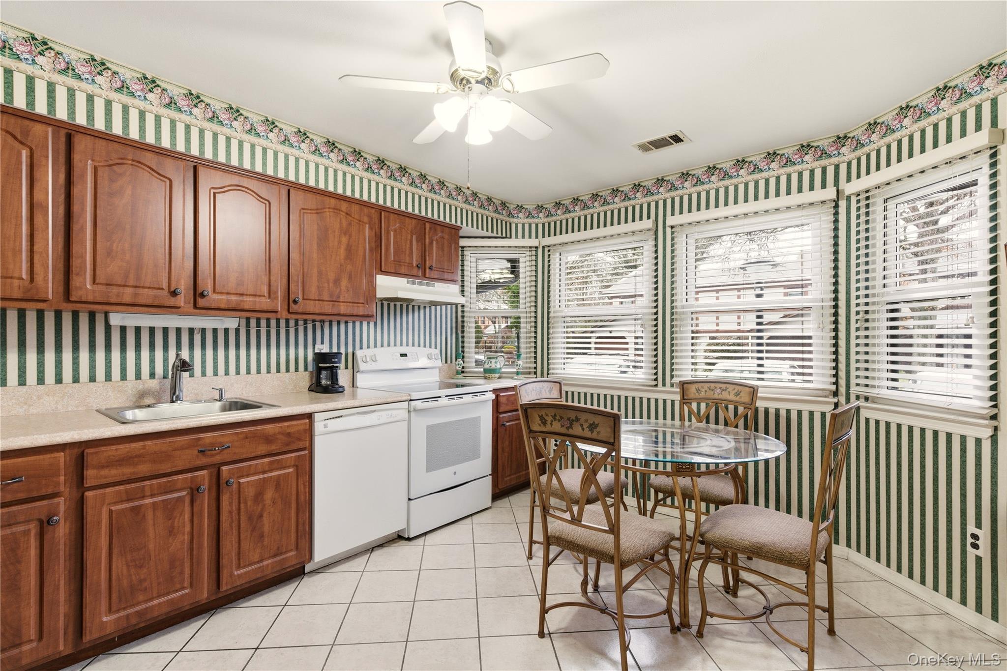 #4 photo, 10 Hampton Way, Woodbury , NY 11797