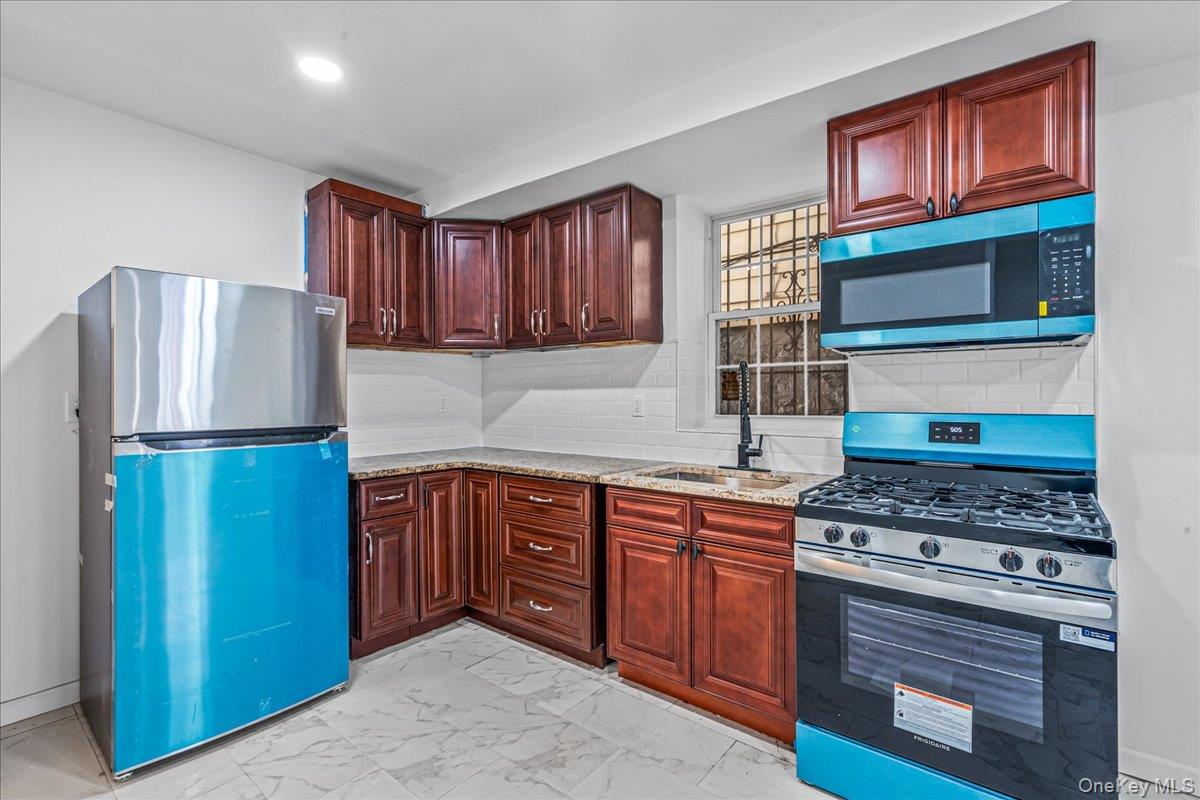 #6 photo, 953A E 217th Street, Bronx , NY 10469