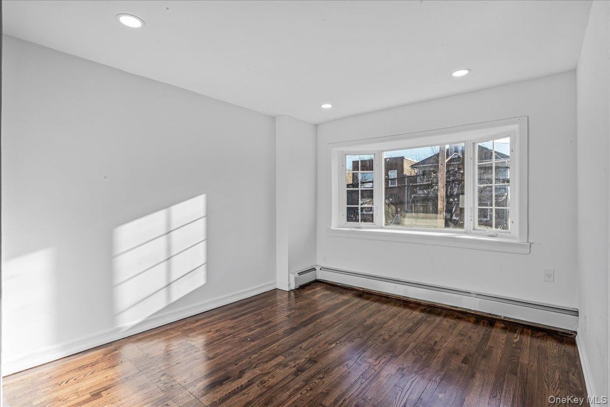 #4 photo, 953A E 217th Street, Bronx , NY 10469