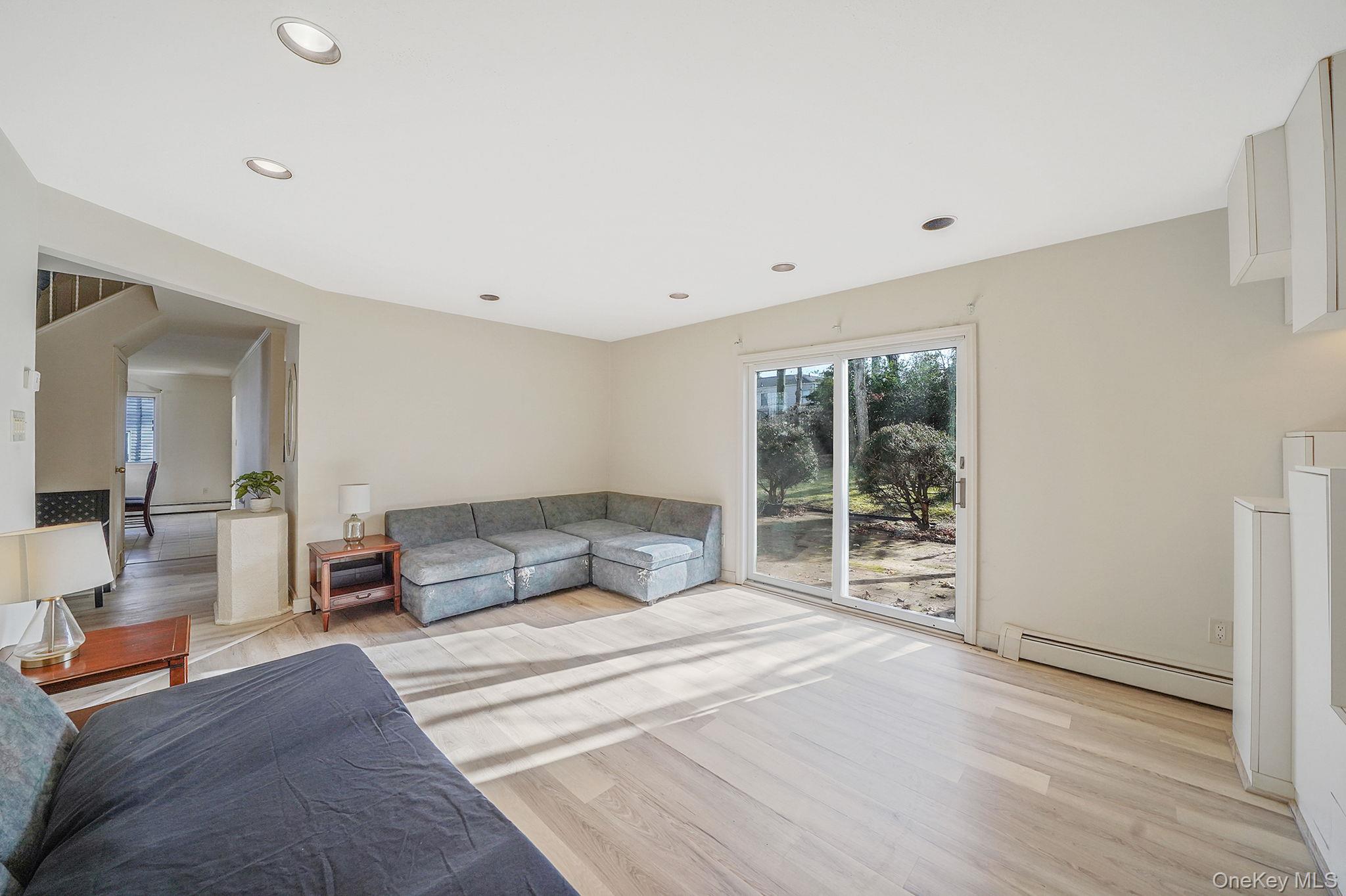 #16 photo, 8 Linden Street, 롱 아일랜드 Selden , NY 11784