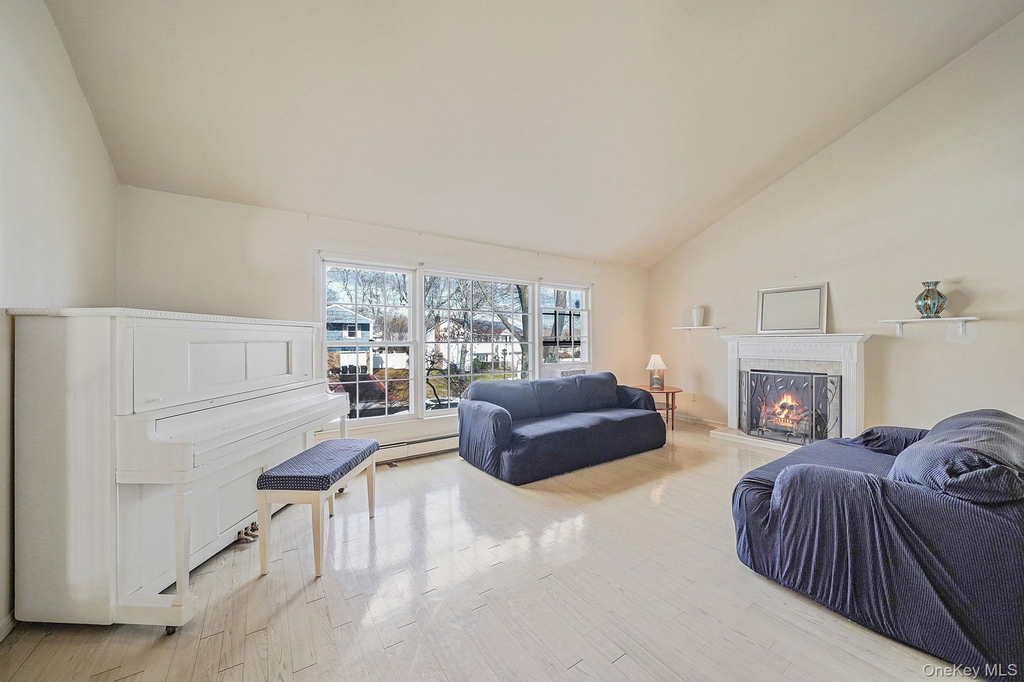 #20 photo, 8 Linden Street, 롱 아일랜드 Selden , NY 11784