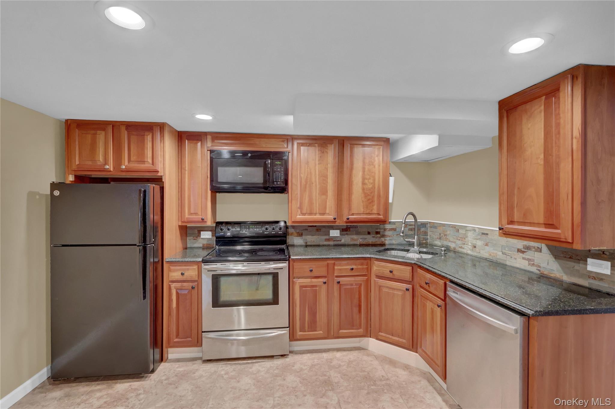 #17 photo, 57 Roosevelt Drive, Bethpage , NY 11714