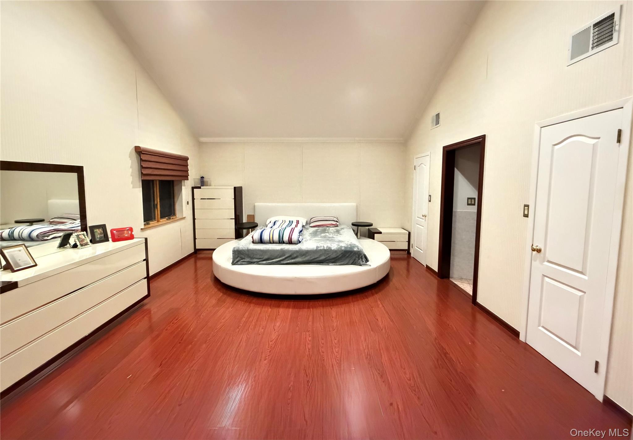 #10 photo, 26105 Bridgewater Avenue, Glen Oaks , NY 11004