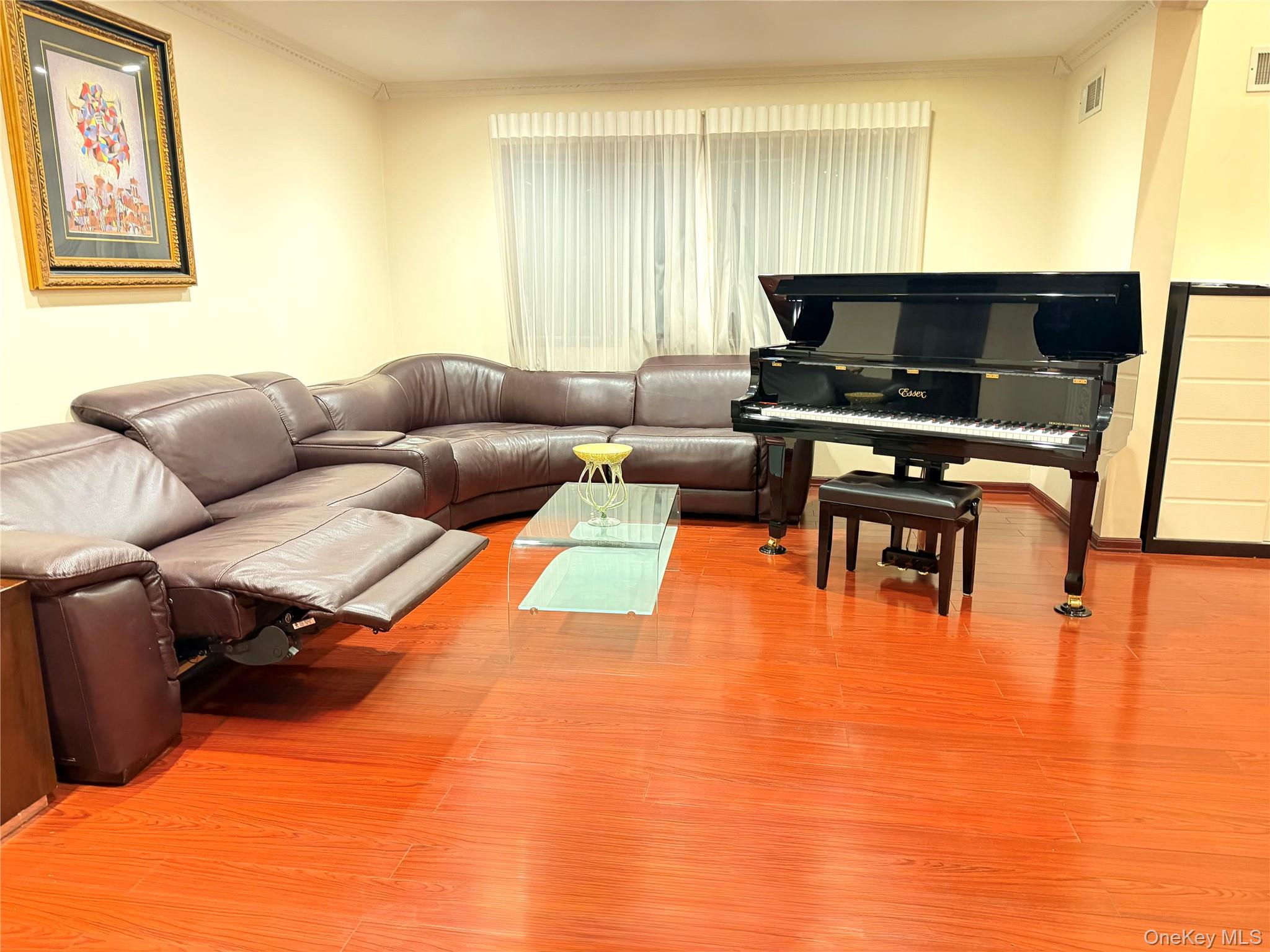 #8 photo, 26105 Bridgewater Avenue, Glen Oaks , NY 11004