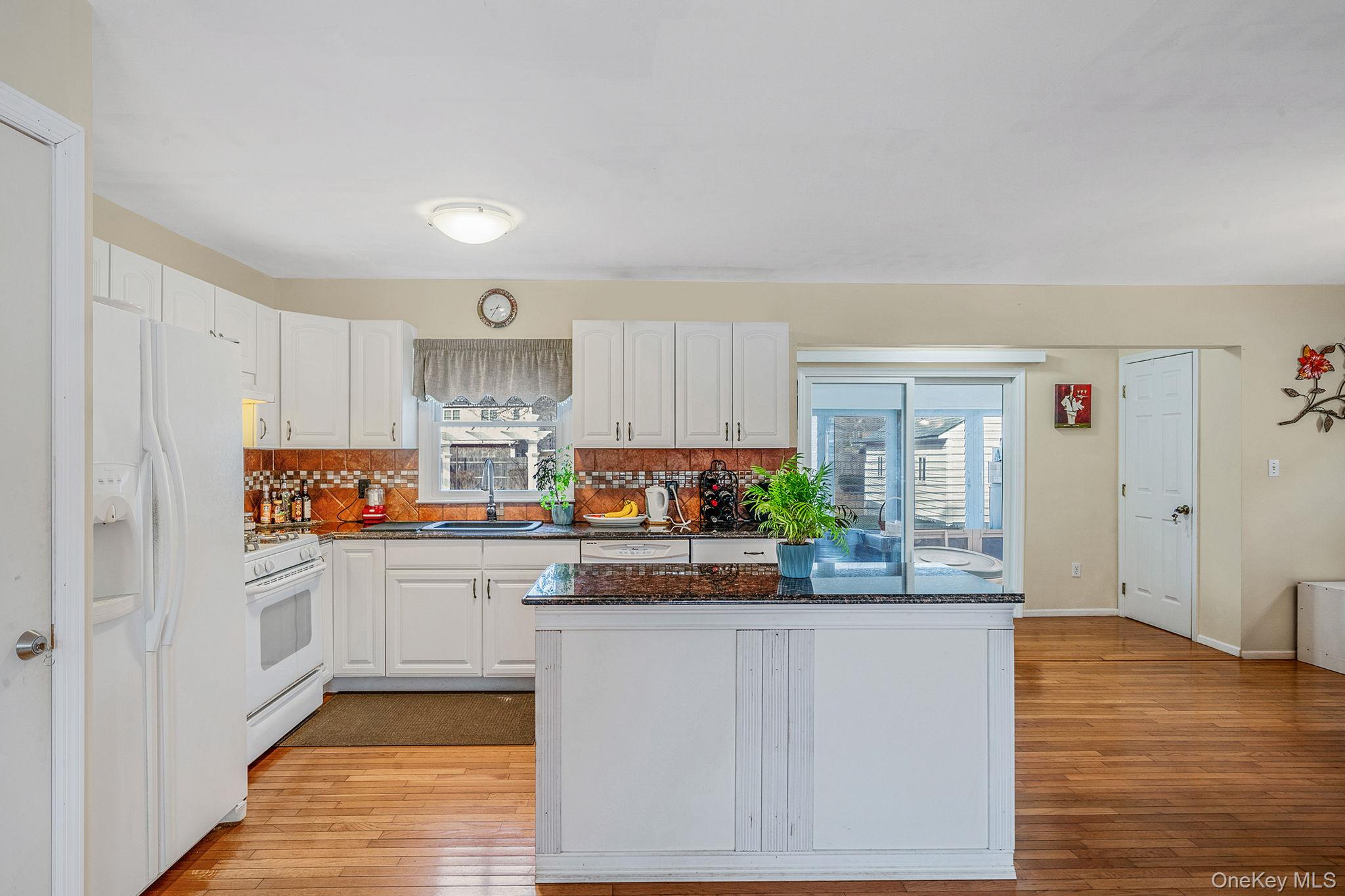 #12 photo, 777 Johnson Avenue, מחוז סאפוק Ronkonkoma , NY 11779