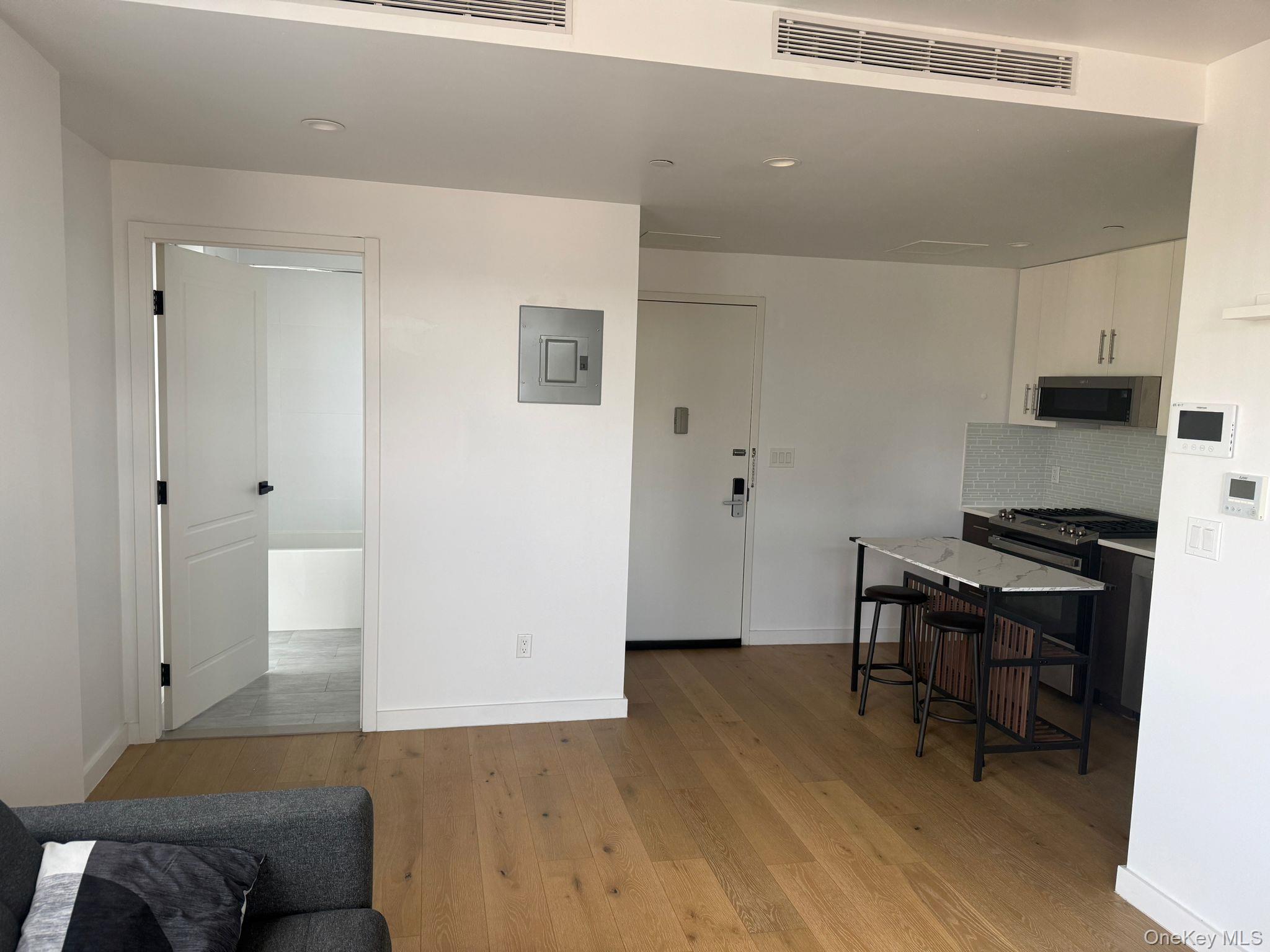 #3 photo, 97-29 64TH RD 6G, कुईंस Rego Park , NY 11374