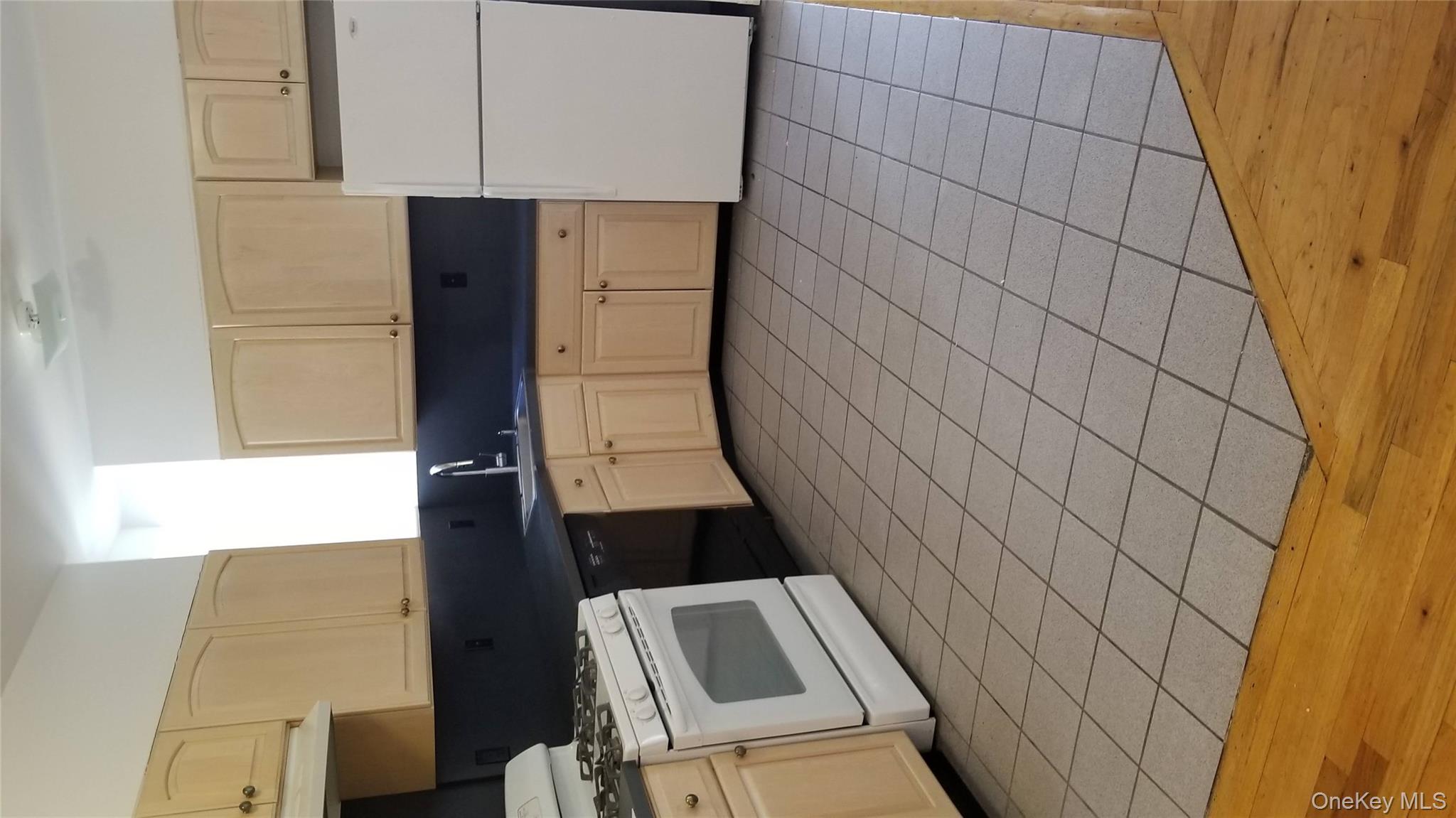 #3 photo, 25 West Broadway, नासाउ काउंटी Long Beach , NY 11561