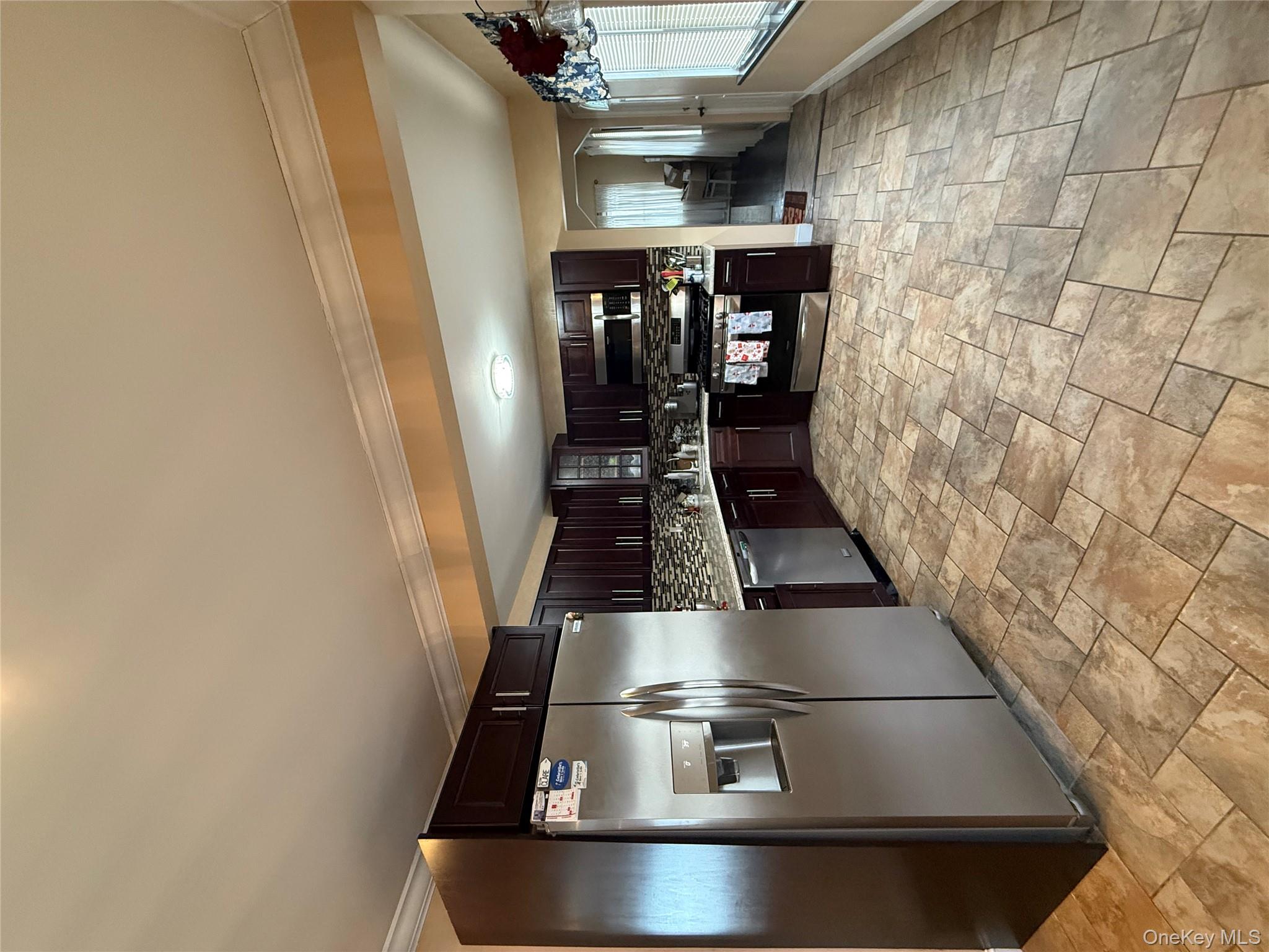 #10 photo, 57 Laurel Road, מחוז סאפוק Lindenhurst , NY 11757