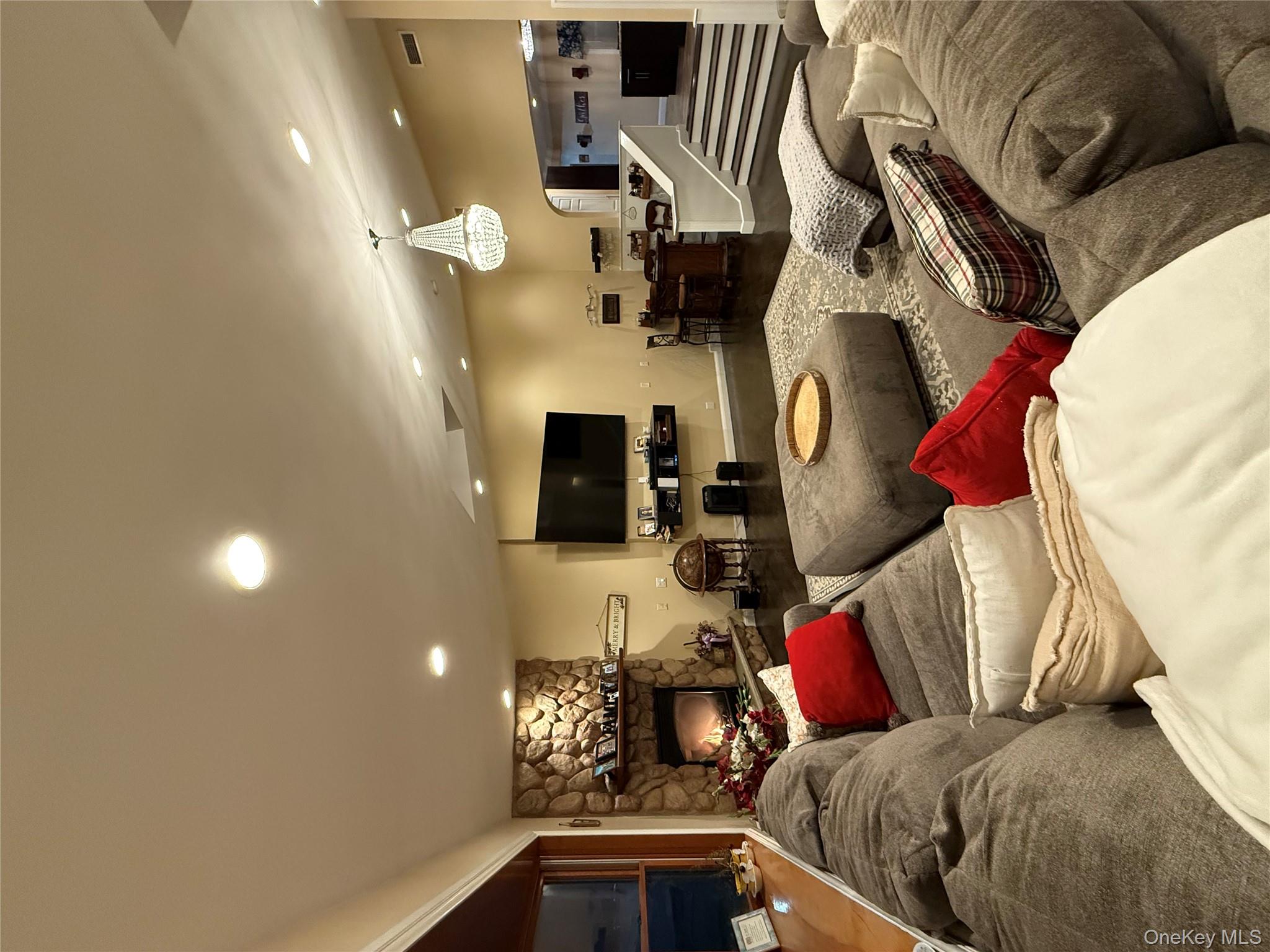 #3 photo, 57 Laurel Road, מחוז סאפוק Lindenhurst , NY 11757