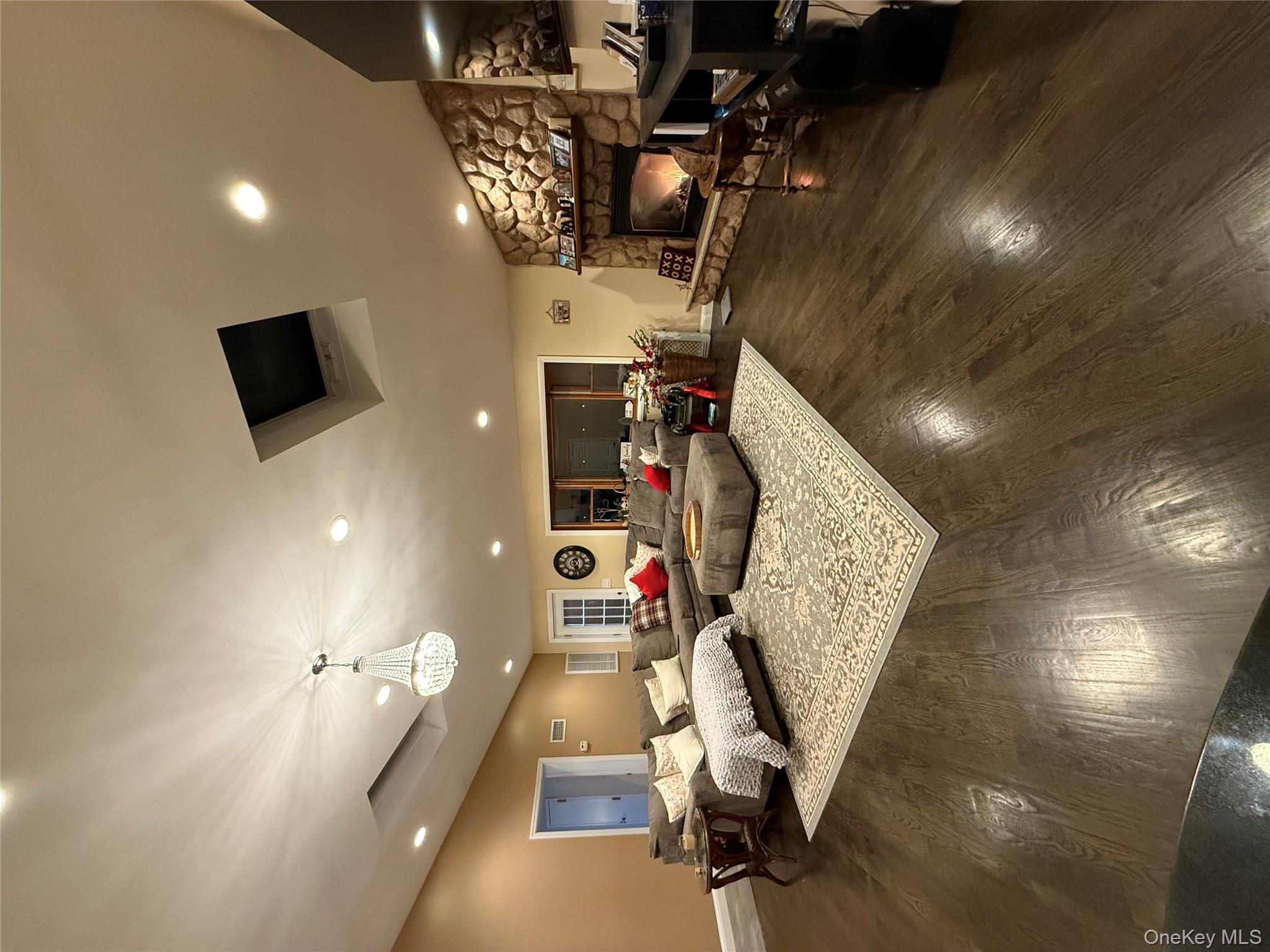 #4 photo, 57 Laurel Road, מחוז סאפוק Lindenhurst , NY 11757