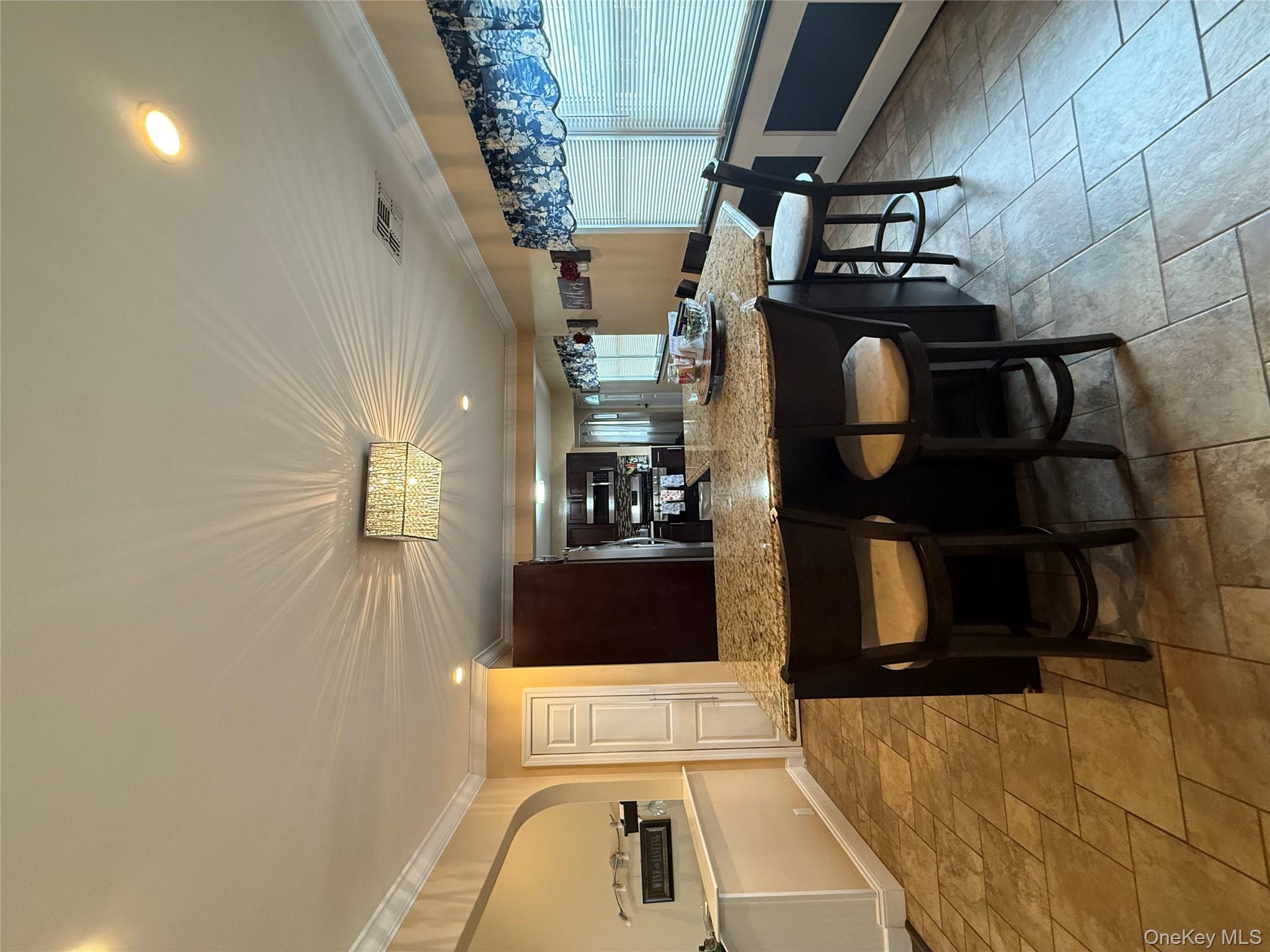 #9 photo, 57 Laurel Road, מחוז סאפוק Lindenhurst , NY 11757