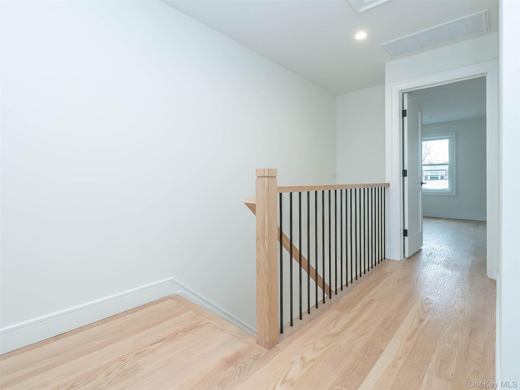 #14 photo, 35A Dunwood Road, מחוז נסאו Port Washington , NY 11050