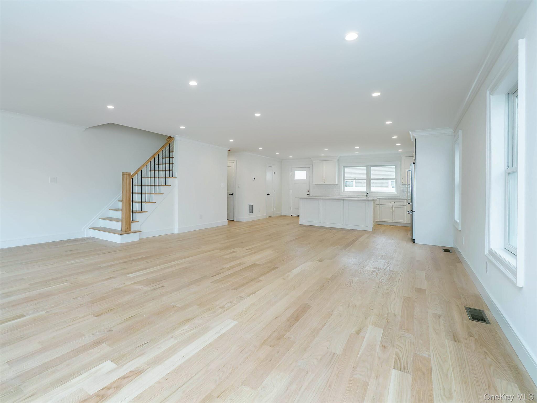 #6 photo, 35B Dunwood Road, מחוז נסאו Port Washington , NY 11050