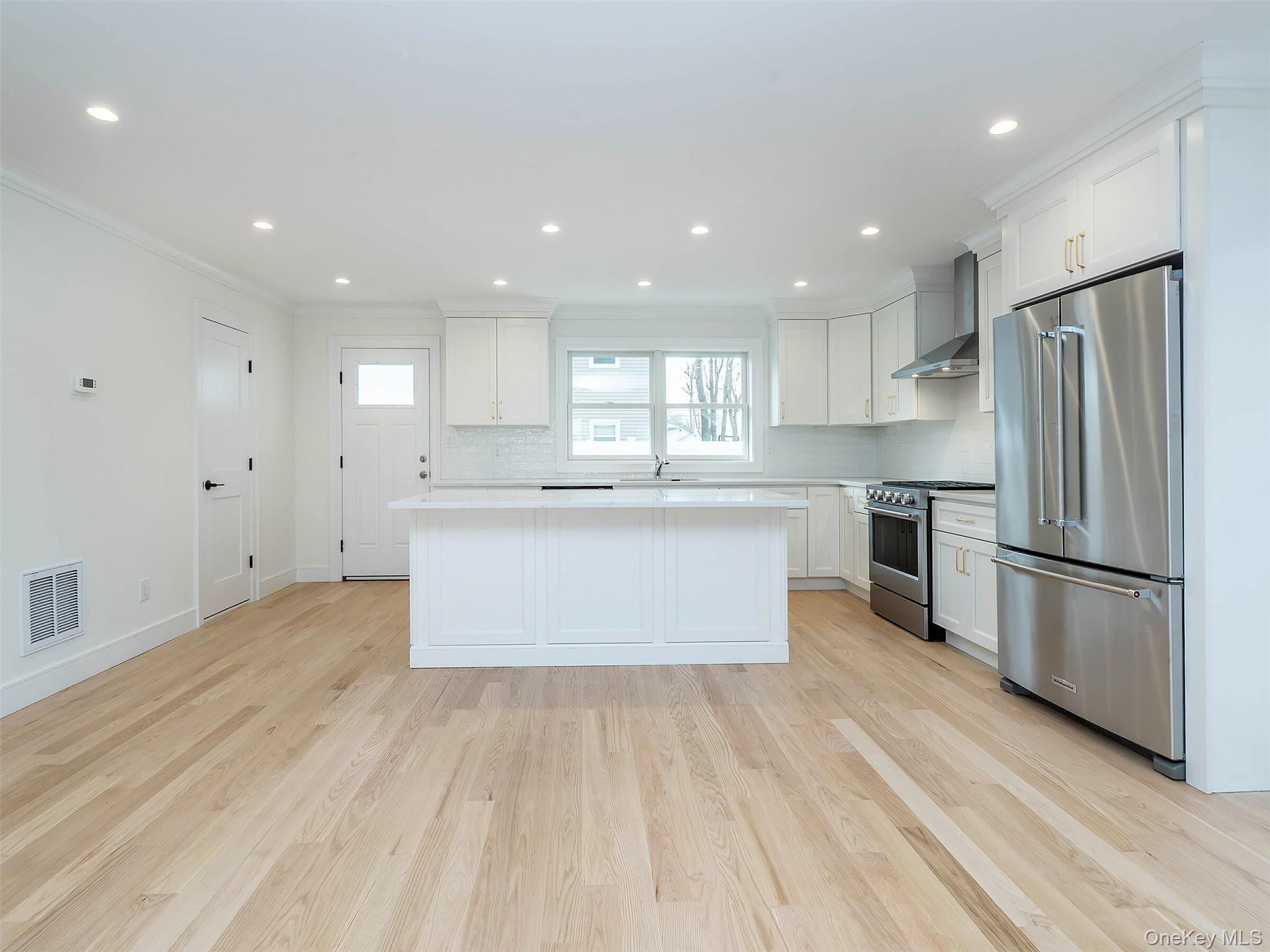 #8 photo, 35B Dunwood Road, מחוז נסאו Port Washington , NY 11050