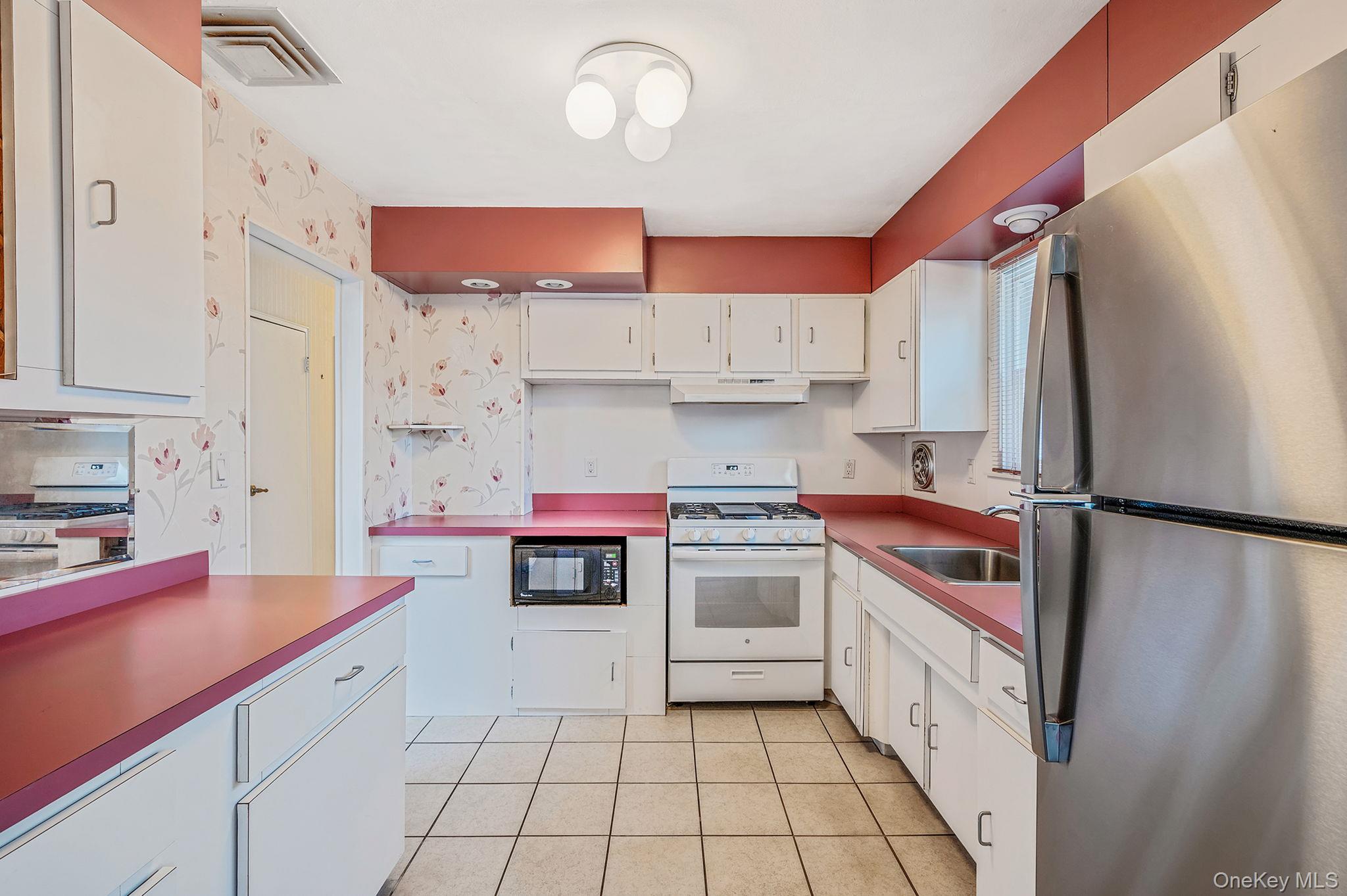 #5 photo, 18 Roslyn Court, East Patchogue , NY 11772