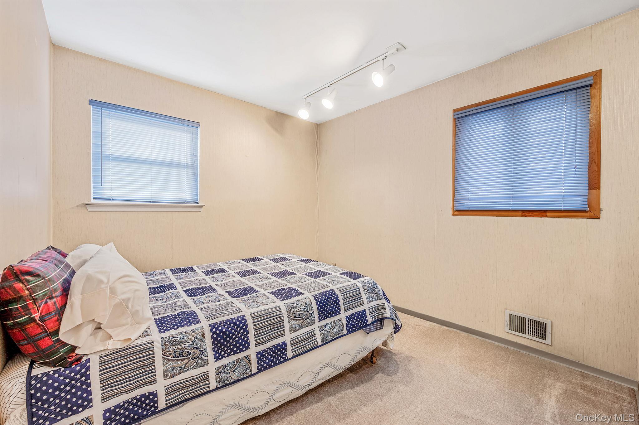 #7 photo, 18 Roslyn Court, East Patchogue , NY 11772