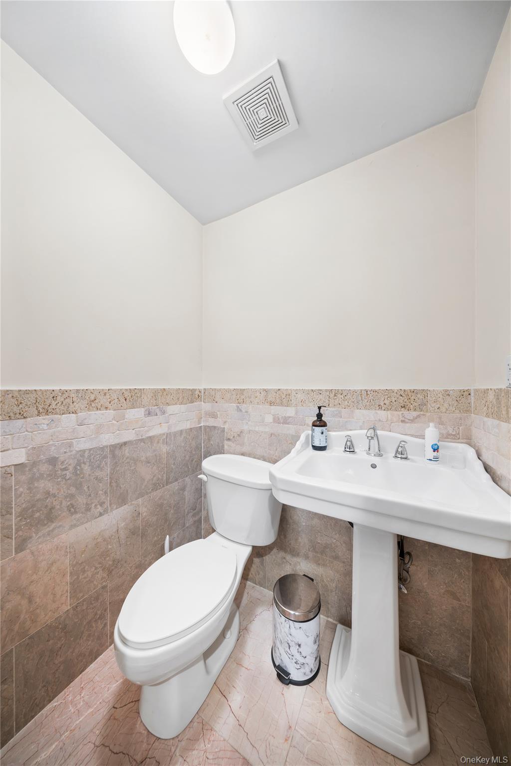 #19 photo, 66-19 Commonwealth Boulevard, Little Neck , NY 11362