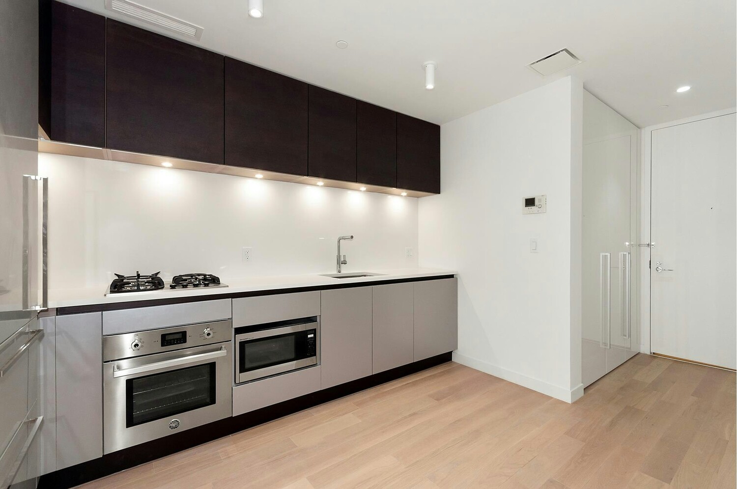 #5 photo, 540 W 49TH Street, Hell's Kitchen , NY 10019