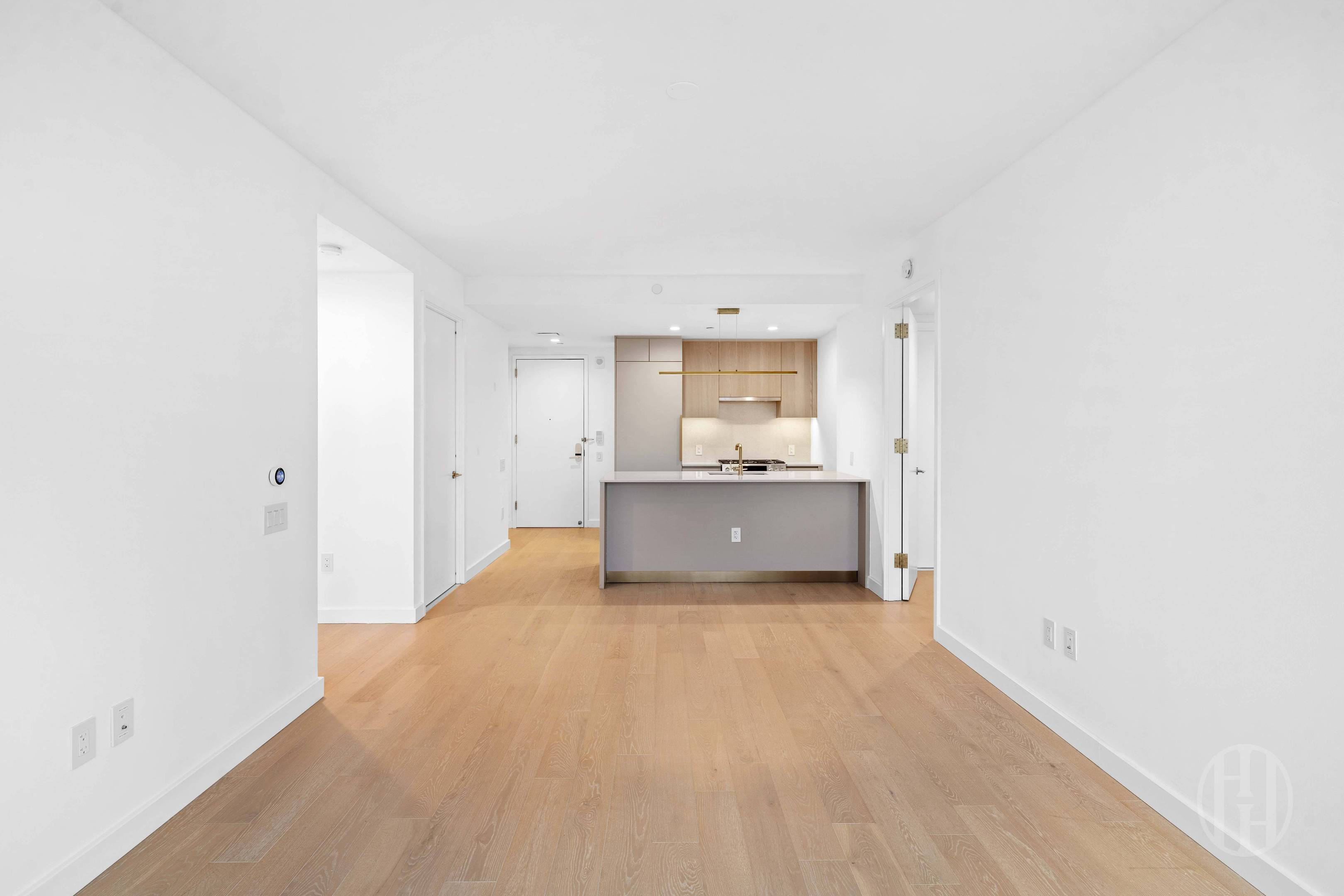 #8 photo, 3 Court Square, קווינס Long Island City , NY 11101